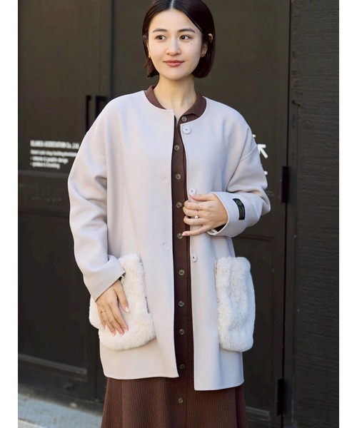 TONAL(トーナル)の「ポケットファーリバーコート(ノーカラーコート・レディース・ネイビー/ベージュ/モカ・SMALL/MEDIUM)」の4枚目の写真