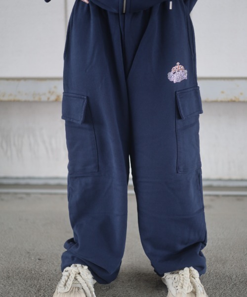 ATMARK(アットマーク)の「《フリーサイズ / UNISEX 》ATMARK クラウンロゴラインストーンスウェットパンツ ピグメント加工 セットアップ可能(カーゴパンツ・レディース・ホワイト/ネイビー/チャコール・FREE)」の3枚目の写真