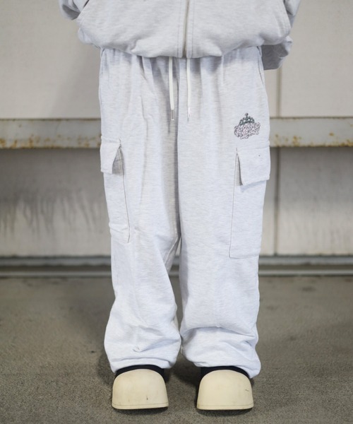 ATMARK(アットマーク)の「《フリーサイズ / UNISEX 》ATMARK クラウンロゴラインストーンスウェットパンツ ピグメント加工 セットアップ可能(カーゴパンツ・レディース・ホワイト/ネイビー/チャコール・FREE)」の13枚目の写真