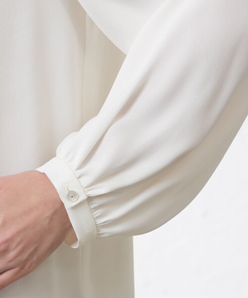 amaca（アマカ）の「バックサテンジョーゼットブラウス（シャツ/ブラウス・レディース・ダークネイビー/オフホワイト・38/40）」の6枚目の写真