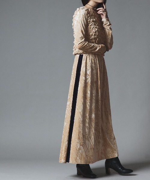 W:Huku(フーク)の「クラッシュ ベロア サイドライン スカート / Crash Velvet Side-Line Skirt(スカート・レディース・ブラック/ライトベージュ/ネイビー/ブラウン・FREE)」の21枚目の写真