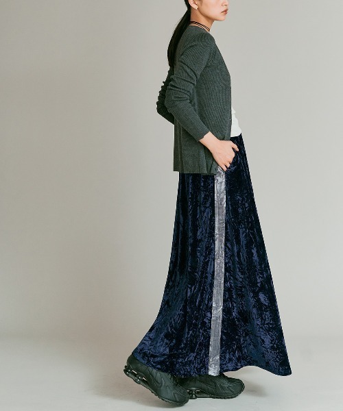 W:Huku(フーク)の「クラッシュ ベロア サイドライン スカート / Crash Velvet Side-Line Skirt(スカート・レディース・ブラック/ライトベージュ/ネイビー/ブラウン・FREE)」の14枚目の写真