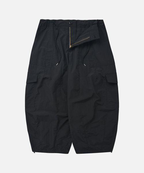 FRIZMWORKS(フリズムワークス)の「NYLON CARGO BALLOON PANTS _ BLACK(その他パンツ・メンズ・その他・SMALL/MEDIUM/LARGE/X-LARGE)」の1枚目の写真