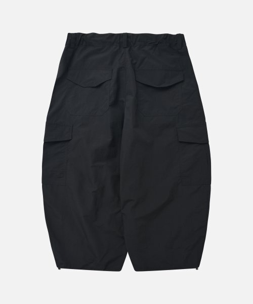 FRIZMWORKS(フリズムワークス)の「NYLON CARGO BALLOON PANTS _ BLACK(その他パンツ・メンズ・その他・SMALL/MEDIUM/LARGE/X-LARGE)」の2枚目の写真