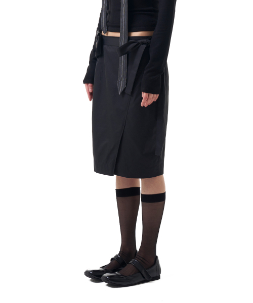 IUGAMAKARAS（イウガマカラス）の「Belted Bag Midi Skirt (Black)（スカート・レディース・その他・1/2）」の4枚目の写真
