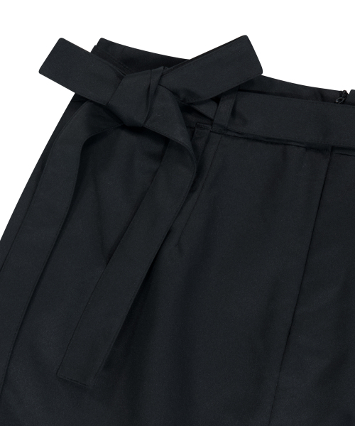 IUGAMAKARAS（イウガマカラス）の「Belted Bag Midi Skirt (Black)（スカート・レディース・その他・1/2）」の12枚目の写真