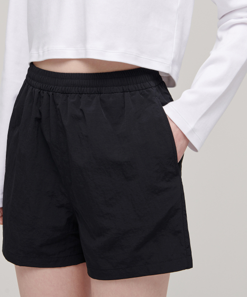 MUSINSA STANDARD WOMAN（ムシンサスタンダードウーマン）の「ウーマンズナイロンバンディングショーツ[ブラック]（その他パンツ・レディース・その他・24/26/30/28）」の6枚目の写真