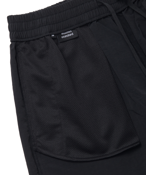 MUSINSA STANDARD WOMAN（ムシンサスタンダードウーマン）の「ウーマンズナイロンバンディングショーツ[ブラック]（その他パンツ・レディース・その他・24/26/30/28）」の7枚目の写真