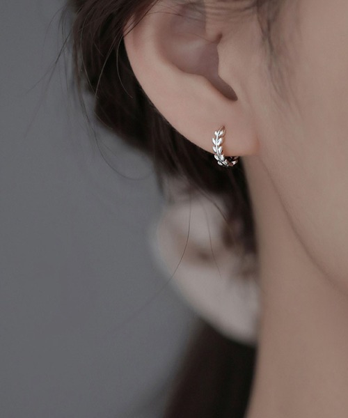 yu-ka(ユーカ)の「YU-KA:リーフモチーフフープピアス leaf motif hoop pierce(ピアス(両耳用)・レディース・シルバー・FREE)」の2枚目の写真