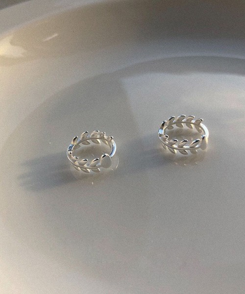 yu-ka(ユーカ)の「YU-KA:リーフモチーフフープピアス leaf motif hoop pierce(ピアス(両耳用)・レディース・シルバー・FREE)」の3枚目の写真