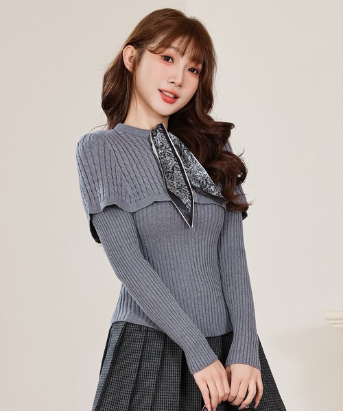 Anely（アネリー）の「ケーブル編み ケープ スカーフ付き ニット トップス（ニット/セーター・レディース・ブラック/グレイッシュベージュ/アイボリー/グレー・FREE）」の3枚目の写真