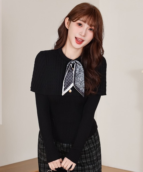 Anely（アネリー）の「ケーブル編み ケープ スカーフ付き ニット トップス（ニット/セーター・レディース・ブラック/グレイッシュベージュ/アイボリー/グレー・FREE）」の15枚目の写真
