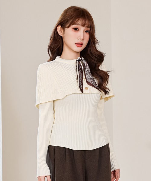 Anely（アネリー）の「ケーブル編み ケープ スカーフ付き ニット トップス（ニット/セーター・レディース・ブラック/グレイッシュベージュ/アイボリー/グレー・FREE）」の11枚目の写真