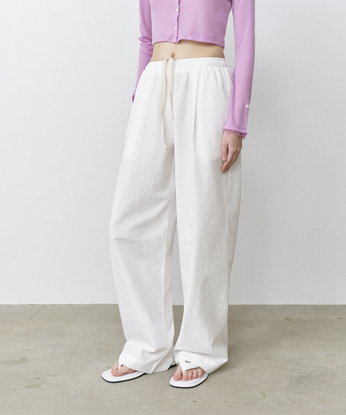 HANE(ハネ)の「シアサーカーストライプパンツ_ミルクフォーム(その他パンツ・レディース・その他・SMALL/MEDIUM)」の1枚目の写真
