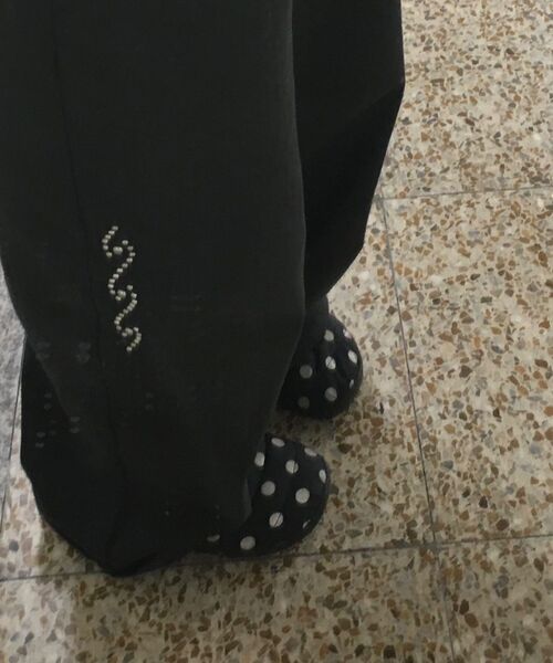 OAFISH(オアフィッシュ)の「STUDDED ORNAMENT PANTS, CHARCOAL(その他パンツ・レディース・その他・1/2)」の2枚目の写真