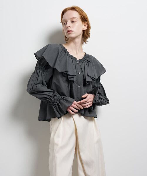 LANVIN en Bleu（ランバンオンブルー）の「ギャザーフリルブラウス（シャツ/ブラウス・レディース・オフホワイト/ブラック/グレー・38）」の3枚目の写真