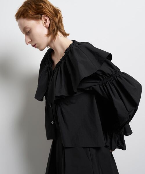 LANVIN en Bleu（ランバンオンブルー）の「ギャザーフリルブラウス（シャツ/ブラウス・レディース・オフホワイト/ブラック/グレー・38）」の2枚目の写真