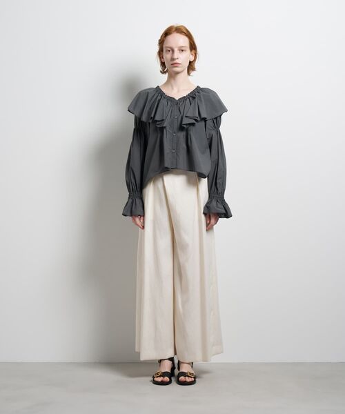 LANVIN en Bleu（ランバンオンブルー）の「ギャザーフリルブラウス（シャツ/ブラウス・レディース・オフホワイト/ブラック/グレー・38）」の4枚目の写真