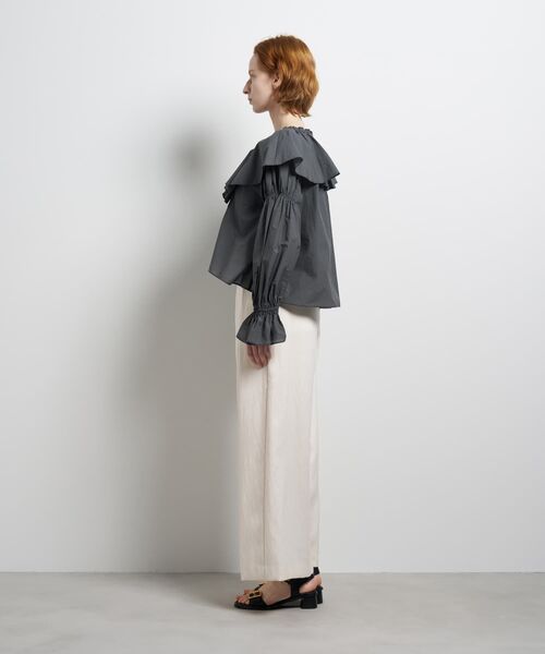 LANVIN en Bleu（ランバンオンブルー）の「ギャザーフリルブラウス（シャツ/ブラウス・レディース・オフホワイト/ブラック/グレー・38）」の5枚目の写真