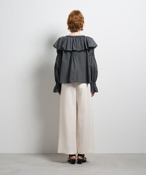 LANVIN en Bleu（ランバンオンブルー）の「ギャザーフリルブラウス（シャツ/ブラウス・レディース・オフホワイト/ブラック/グレー・38）」の6枚目の写真