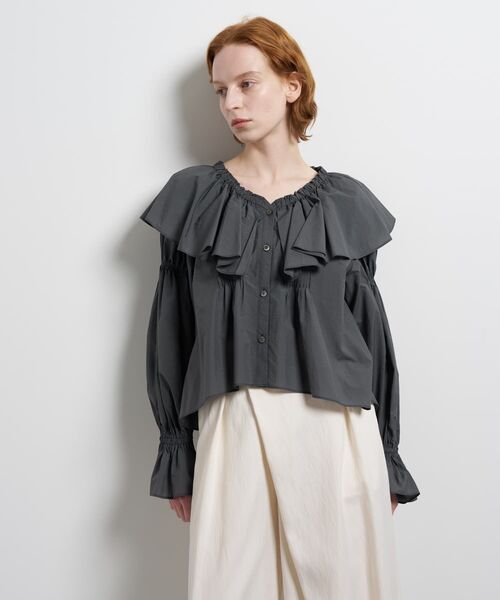 LANVIN en Bleu（ランバンオンブルー）の「ギャザーフリルブラウス（シャツ/ブラウス・レディース・オフホワイト/ブラック/グレー・38）」の9枚目の写真