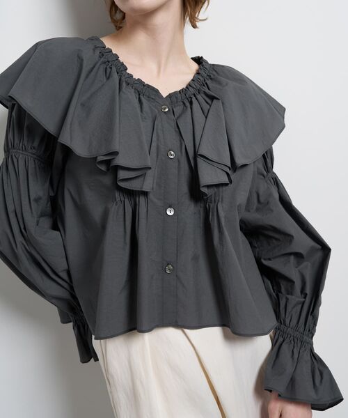 LANVIN en Bleu（ランバンオンブルー）の「ギャザーフリルブラウス（シャツ/ブラウス・レディース・オフホワイト/ブラック/グレー・38）」の11枚目の写真