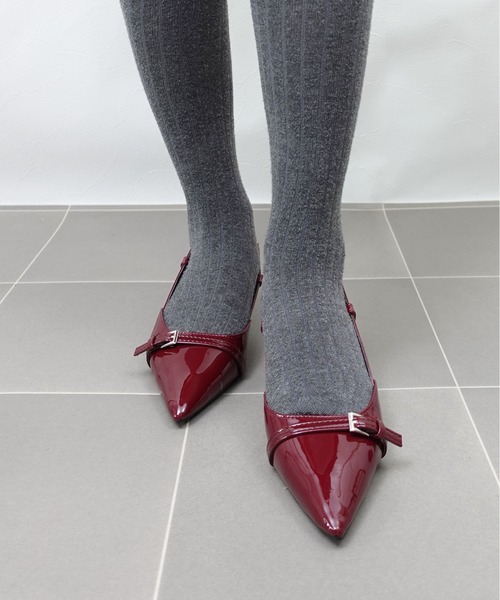 unnu（ユヌ）の「ポインテッドトゥベルトミュールパンプス（パンプス・レディース・レッド/ブラック・23.0cm/24.0cm）」の3枚目の写真