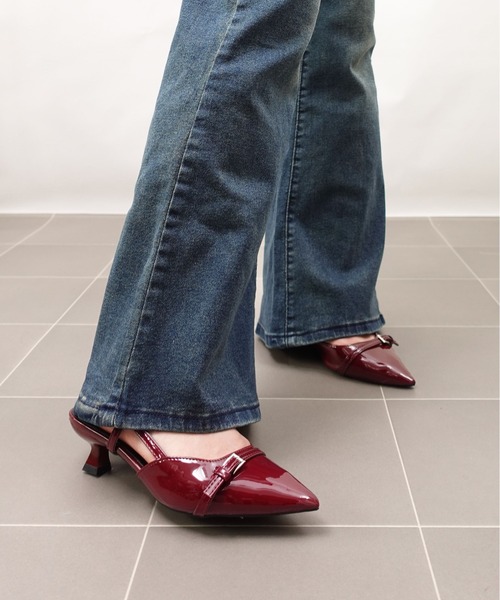 unnu（ユヌ）の「ポインテッドトゥベルトミュールパンプス（パンプス・レディース・レッド/ブラック・23.0cm/24.0cm）」の11枚目の写真