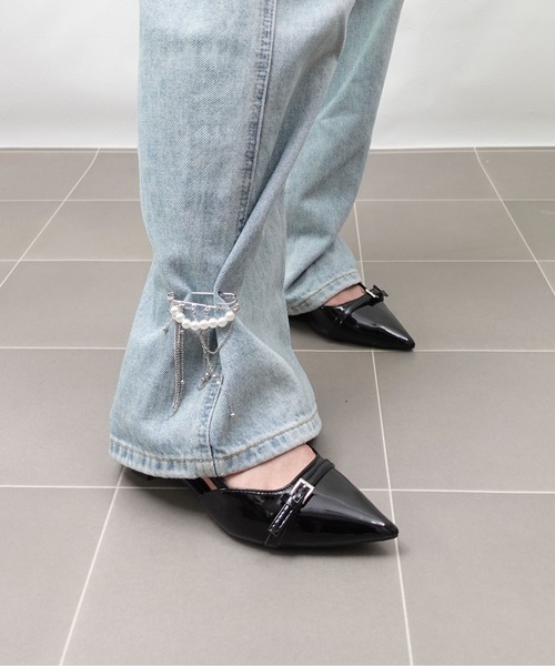 unnu（ユヌ）の「ポインテッドトゥベルトミュールパンプス（パンプス・レディース・レッド/ブラック・23.0cm/24.0cm）」の7枚目の写真