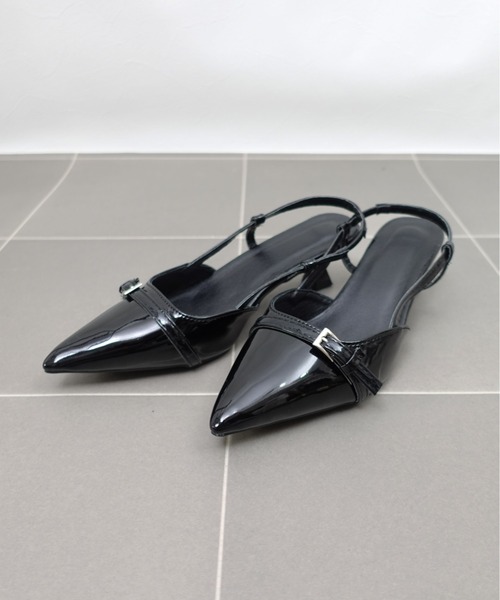 unnu（ユヌ）の「ポインテッドトゥベルトミュールパンプス（パンプス・レディース・レッド/ブラック・23.0cm/24.0cm）」の13枚目の写真