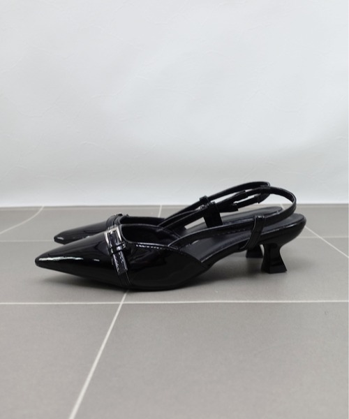 unnu（ユヌ）の「ポインテッドトゥベルトミュールパンプス（パンプス・レディース・レッド/ブラック・23.0cm/24.0cm）」の9枚目の写真