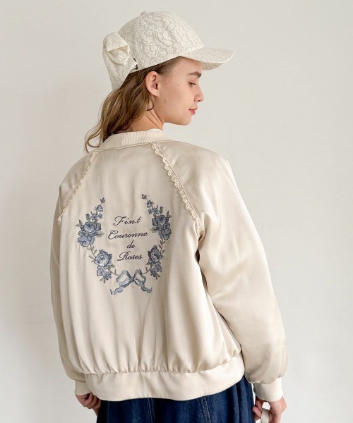 F i.n.t（フィント）の「ローズアーチ刺繍サテンブルゾン（ブルゾン・レディース・アイボリー/ピンクベージュ・FREE）」の2枚目の写真
