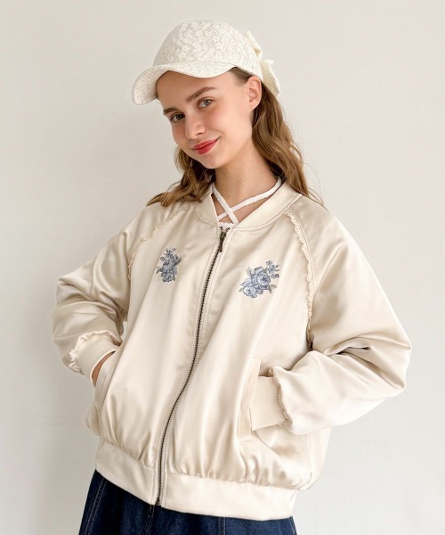 F i.n.t（フィント）の「ローズアーチ刺繍サテンブルゾン（ブルゾン・レディース・アイボリー/ピンクベージュ・FREE）」の3枚目の写真
