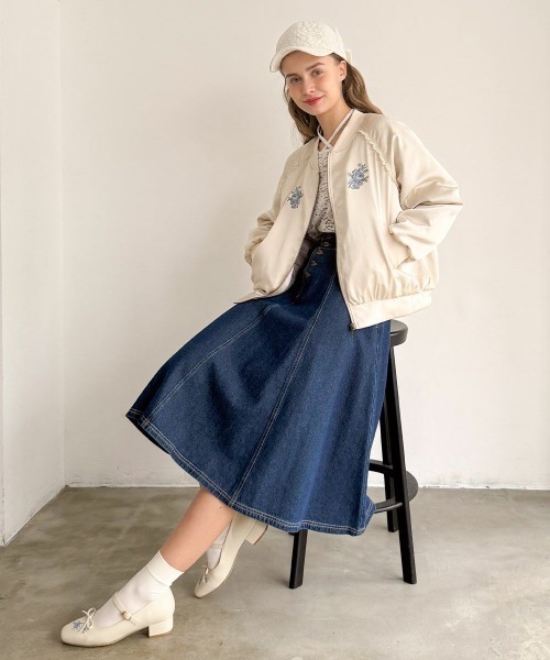 F i.n.t（フィント）の「ローズアーチ刺繍サテンブルゾン（ブルゾン・レディース・アイボリー/ピンクベージュ・FREE）」の4枚目の写真