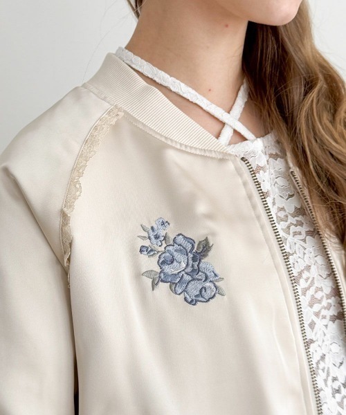 F i.n.t（フィント）の「ローズアーチ刺繍サテンブルゾン（ブルゾン・レディース・アイボリー/ピンクベージュ・FREE）」の5枚目の写真