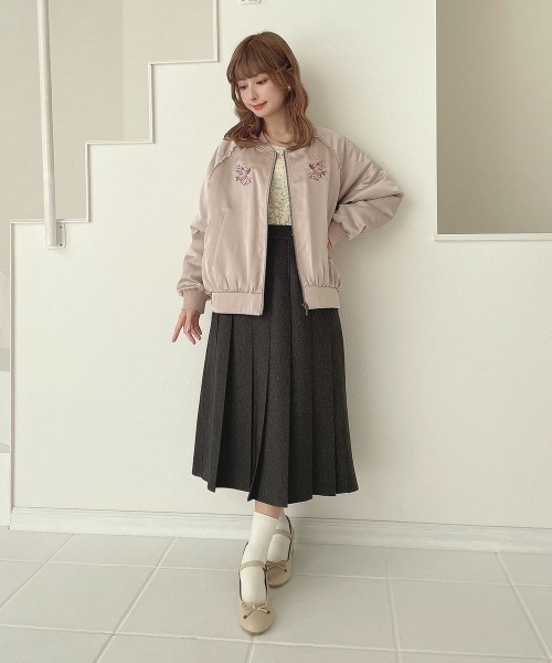 F i.n.t（フィント）の「ローズアーチ刺繍サテンブルゾン（ブルゾン・レディース・アイボリー/ピンクベージュ・FREE）」の6枚目の写真