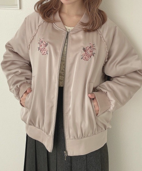 F i.n.t（フィント）の「ローズアーチ刺繍サテンブルゾン（ブルゾン・レディース・アイボリー/ピンクベージュ・FREE）」の7枚目の写真
