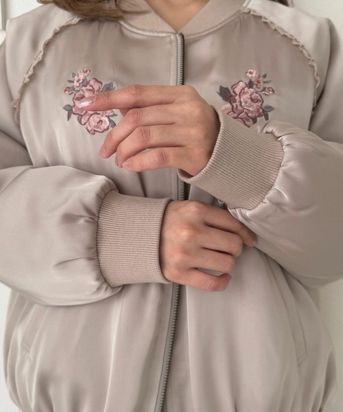 F i.n.t（フィント）の「ローズアーチ刺繍サテンブルゾン（ブルゾン・レディース・アイボリー/ピンクベージュ・FREE）」の8枚目の写真