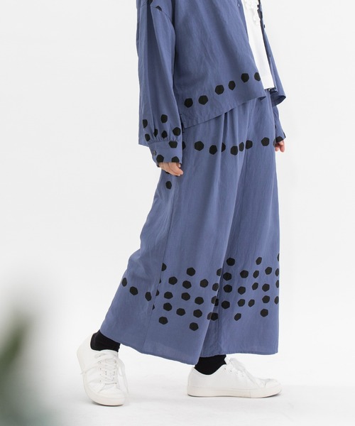 nop de nod(ノップドゥノッド)の「リネンレーヨンパネルドット9分丈パンツ(その他パンツ・レディース・ブラック/ピンク/ブルー・3)」の3枚目の写真