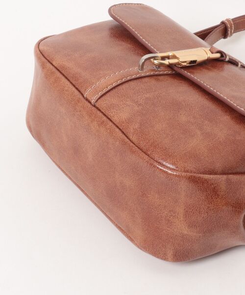 CHARLES & KEITH（チャールズ & キース）の「Delfinaデルフィナチェーンクロスボディーバッグ（ショルダーバッグ・レディース・ダークブラウン系3/ケミカルウォッシュ・S）」の11枚目の写真