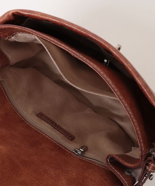 CHARLES & KEITH（チャールズ & キース）の「Delfinaデルフィナチェーンクロスボディーバッグ（ショルダーバッグ・レディース・ダークブラウン系3/ケミカルウォッシュ・S）」の12枚目の写真