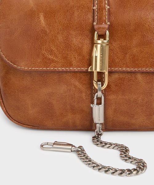 CHARLES & KEITH（チャールズ & キース）の「Delfinaデルフィナチェーンクロスボディーバッグ（ショルダーバッグ・レディース・ダークブラウン系3/ケミカルウォッシュ・S）」の17枚目の写真