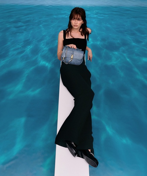 CHARLES & KEITH（チャールズ & キース）の「Delfinaデルフィナチェーンクロスボディーバッグ（ショルダーバッグ・レディース・ダークブラウン系3/ケミカルウォッシュ・S）」の7枚目の写真