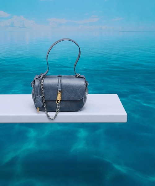 CHARLES & KEITH（チャールズ & キース）の「Delfinaデルフィナチェーンクロスボディーバッグ（ショルダーバッグ・レディース・ダークブラウン系3/ケミカルウォッシュ・S）」の8枚目の写真