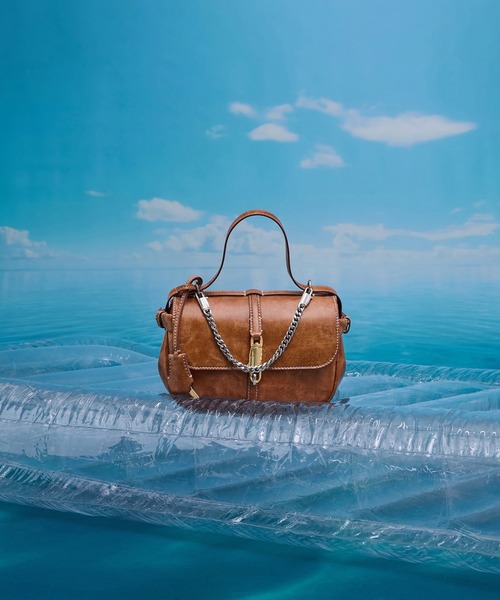 CHARLES & KEITH（チャールズ & キース）の「Delfinaデルフィナチェーンクロスボディーバッグ（ショルダーバッグ・レディース・ダークブラウン系3/ケミカルウォッシュ・S）」の5枚目の写真