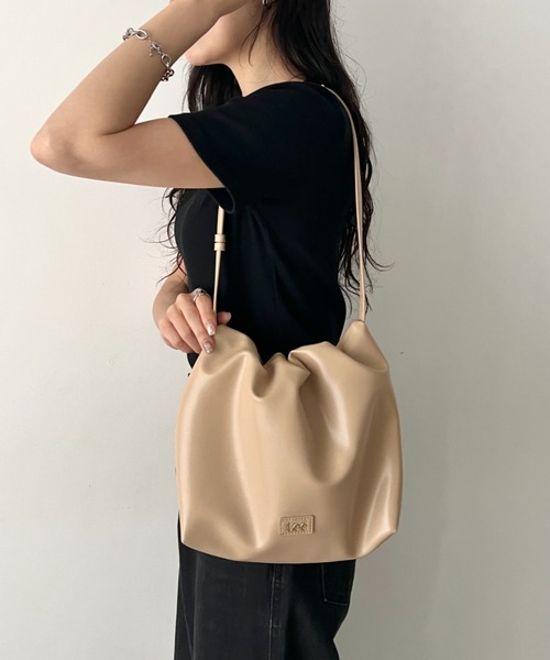 Lee(リー)の「Lee/バルーン巾着ショルダーバッグ/肩掛け/ハンドバッグ/レディース(ショルダーバッグ・レディース・ダークブラウン/ブラック/ベージュ・FREE)」の1枚目の写真
