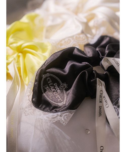 SNIDEL（スナイデル）の「【Chacott】コラボレースシュシュ（シュシュ・レディース・アイボリー/ブラック/イエロー・F）」の3枚目の写真