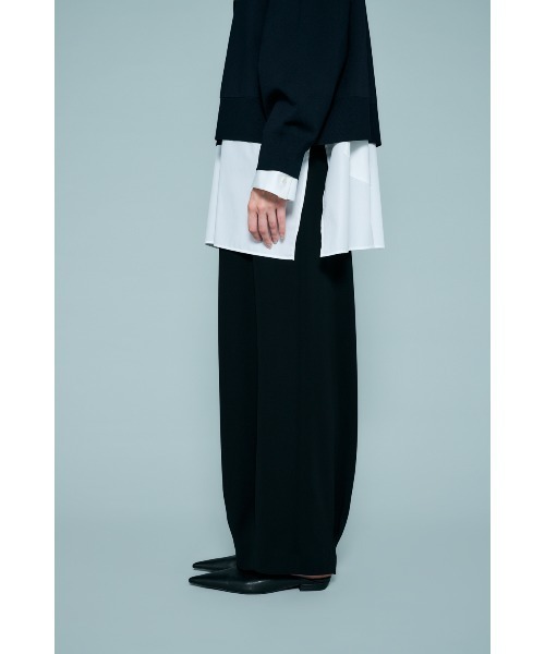 ENFOLD(エンフォルド)の「TUCK-HEM WIDE- COCOON PANTS(スラックス・レディース・ブラック・36/34/38)」の4枚目の写真