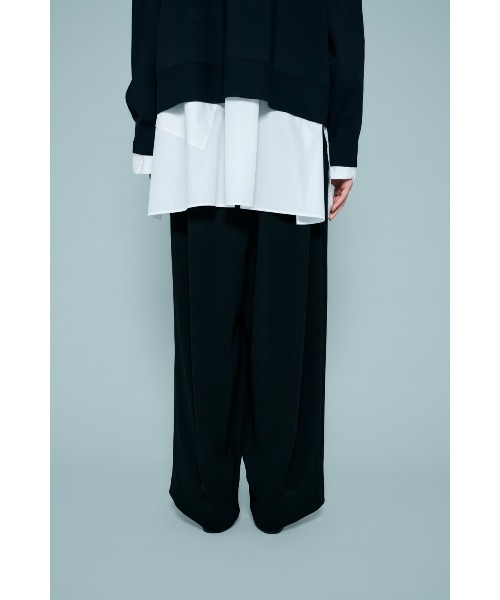 ENFOLD(エンフォルド)の「TUCK-HEM WIDE- COCOON PANTS(スラックス・レディース・ブラック・36/34/38)」の5枚目の写真