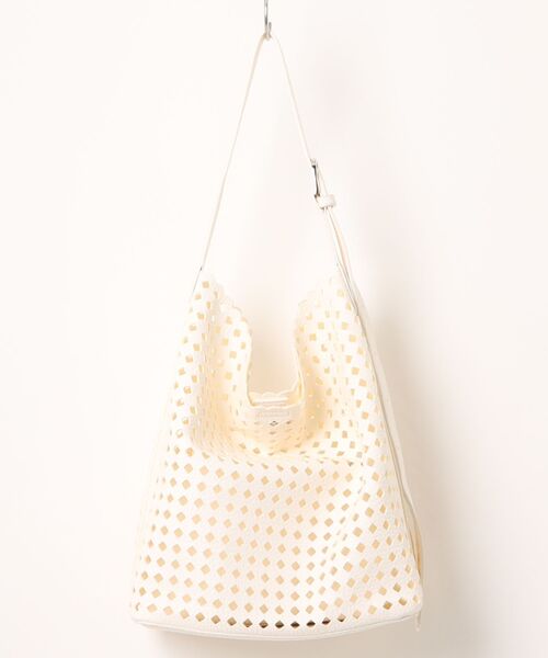 an meets zakka（アンミツザッカ）の「an meets zakka ダイヤパンチングシボ合成皮革ショルダーバッグ（ショルダーバッグ・レディース・ベージュ/ブラック/ホワイト・ONESIZE）」の4枚目の写真
